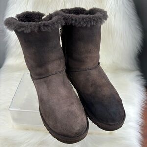 UGG WINTER DOBLE BOWS BOOTS SIZE 8 WOMAN